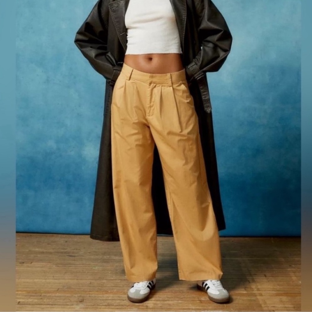 URBN 🖤 Pleated Wide Leg Trouser
